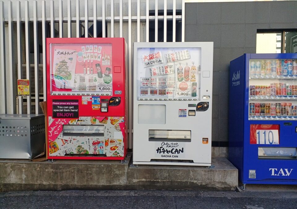 またまた大阪！HOTEL BOTIBOTI前にガチャCAN自販機設置しました！